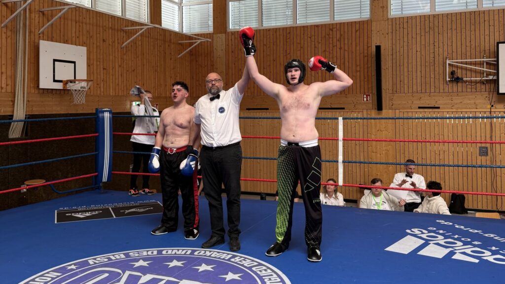 Zeno gewinnt seinen ersten Vollkontakt Kampf